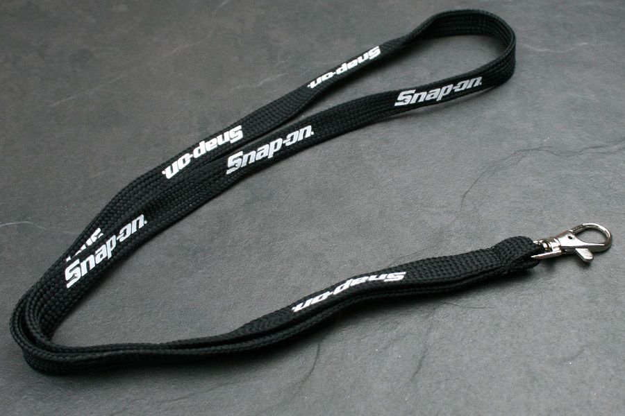 zwarte buisvormige lanyard (of dubbellaagse lanyard) met witte opdruk